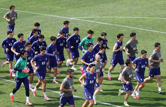 <yonhap photo-3687=""> 본격적인 몸 풀기 (헤리먼[미국 유타주]=연합뉴스) 신준희 기자 = 27일(현지시간) 오후 미국 유타주 헤리먼에 위치한 자이언스뱅크 트레이닝센터에서 축구 국가대표팀 홍명보 감독과 손흥민, 조규성, 황희찬 등 선수들이 몸을 풀고 있다. 2026.5.28 hama@yna.co.kr/2026-05-28 08:03:04/ 연합뉴스</yonhap>