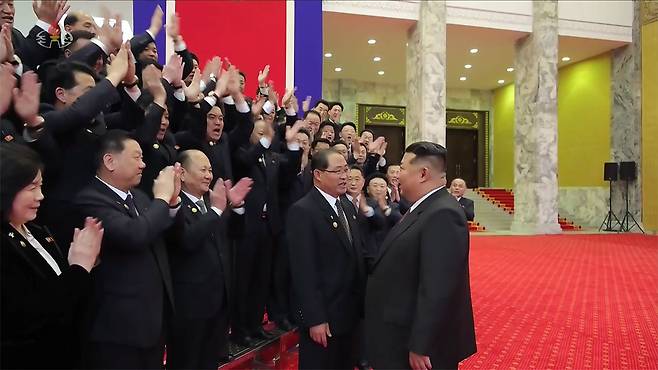 지난 3월, 새로 임명된 15기 최고인민회의 대의원들을 축하 격려하는 자리에서 김정은 위원장이 박태성 총리와 이야기하는 모습