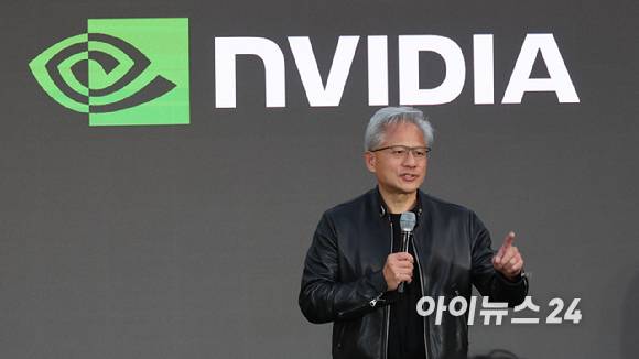 젠슨 황 엔비디아 최고경영자(CEO)가 8일 서울 중구 신라호텔에서 열린 '엔비디아 코리아 AI 에코시스템 리셉션'에 참석해 스피치를 하고 있다.[사진=정소희 기자]