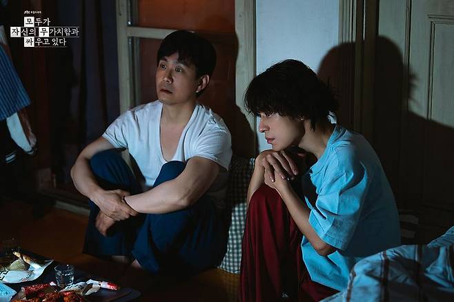 JTBC 드라마 ‘모자무싸’에서 영화감독 박경세(왼쪽부터, 오정세)와 앙숙 사이인 주인공 황동만(구교환). [사진 JTBC]