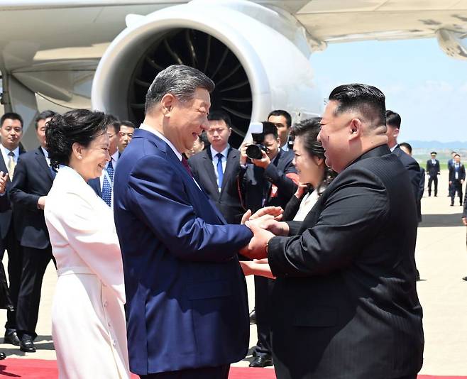 김정은 북한 국무위원장과 부인 이설주 여사가 8일 평양 순안국제공항에 직접 나와 시진핑 중국 국가주석 부부를 맞이하고 있다. 사진 중국 신화망 캡처