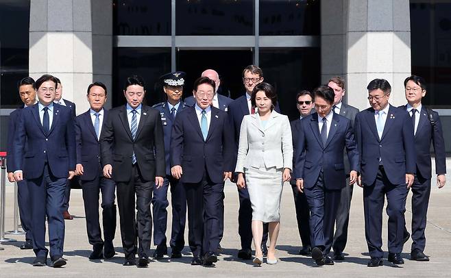 이재명 대통령과 김혜경 여사가 9일 서울공항에서 공군 1호기에 탑승하기 위해 이동하고 있다.