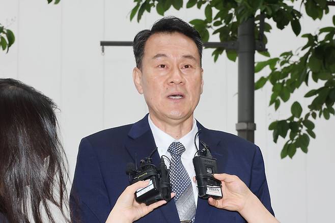 김명수 전 합동참모본부 의장이 내란중요임무종사 등 혐의 피의자 조사를 받기 위해 27일 경기도 과천 2차종합특검에 출석하며 발언하고 있다. 연합뉴스