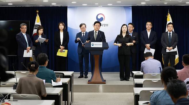 9일 서울 종로구 정부서울청사에서 최교진 교육부 장관(가운데)가 청소년 자살 예방 대책을 발표하고 있다. 사진 교육부