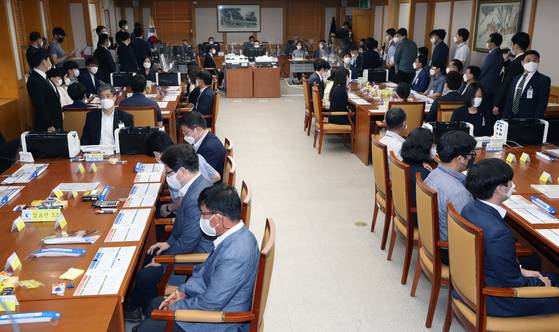 4·15 총선 인천 연수을 재검표 이뤄지는 인천지법. 2021년 6월 28일 오전 인천시 미추홀구 인천지방법원에서 4·15 총선 인천 연수을 재검표가 이뤄지고 있다. 이번 재검표는 미래통합당(국민의힘 전신) 민경욱 전 의원이 부정선거라고 주장하며 제기한 선거 무효 소송에 따라 이뤄졌다. [사진공동취재단]