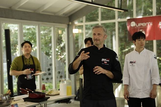 'MEAT MASTERS 2026 in Korea' 쿠킹 워크숍 실습을 지도하는 피오트르 쿠차르스키(Piotr Kucharski) 셰프