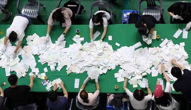 개표 사무원들이 제9회 전국동시지방선거일인 지난 3일 강원 춘천시 호반체육관에 마련된 개표소에서 투표지를 분류하고 있다. 연합뉴스