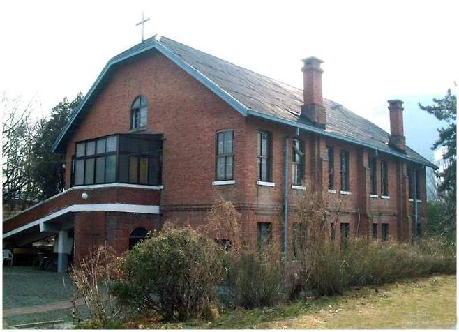 손산문 목사가 9일 서울 종로구 한국교회100주년기념관 그레이스홀에서 열린 포럼에서 대구애락원의 근대사적 가치와 사적지정의 당위성에 관해 발표하고 있다. 아래 사진은 각각 대구애락보건병원 강당과 대구애락교회 건물 전경. 임보혁 기자, 예장통합 총회역사위원회 제공