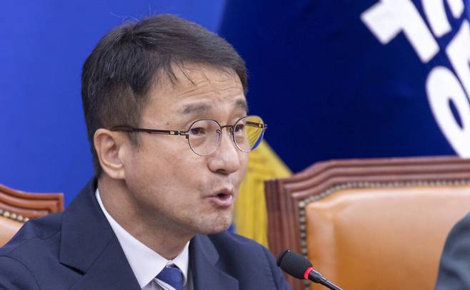 더불어민주당 한병도 원내대표가 9일 국회에서 열린 원내대책회의에서 지난 6·3 지방선거에서의 투표지 부족 관련 국정조사안 원내 신속 처리와 관련한 발언을 하고 있다. 연합뉴스
