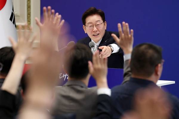 ▲ 이재명 대통령이 8일 오전 청와대 영빈관에서 열린 취임 1주년 기자회견에서 질문할 기자를 지목하고 있다. ⓒ연합뉴스