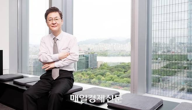 서울 여의도 IFC에 위치한 라이프자산운용 집무실에서 만난 이채원 의장 [김재훈 기자]