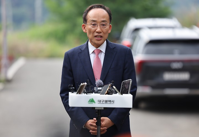 추경호 대구시장 당선인이 8일 대구 달성군 박근혜 전 대통령 사저에서 박 전 대통령을 예방한 후 백브리핑하고 있다. [연합뉴스]