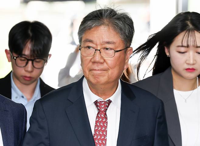 (서울=뉴스1) 최지환 기자 = 윤석열 정부의 대통령 관저 이전 과정에서 예산을 불법 전용한 의혹과 관련해 직권남용 혐의를 받는 김대기 전 대통령비서실장이 지난달 22일 서울 서초구 서울중앙지방법원에서 열린 구속 전 피의자 심문(영장실질심사)에 출석하고 있다. ／사진＝뉴스１