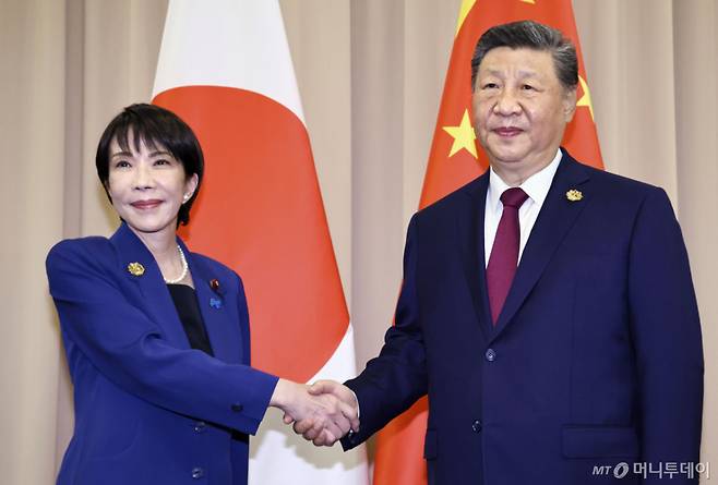 [경주=AP/뉴시스] 시진핑(오른쪽) 중국 국가주석과 다카이치 사나에 일본 총리가 31일 경주에서 아시아태평양경제협력체(APEC) 정상회의를 계기로 열린 정상회담에 앞서 악수하고 있다. 2025.10.31. /사진=민경찬