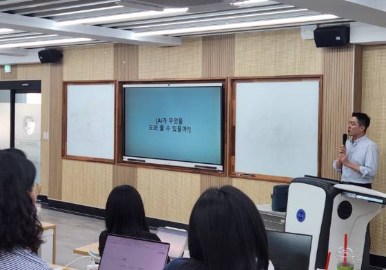 한동수 간호사연구소 대표가 AI 기반 환자 데이터 해석에 대한 교육을 진행하고 있다./사진제공=간호사연구소