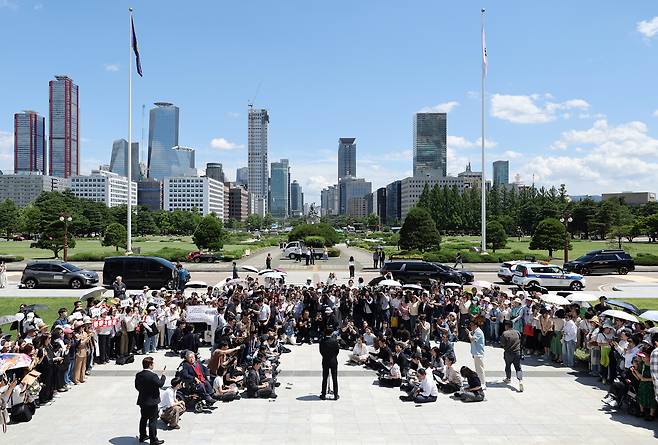 부산 북갑 국회의원 보궐선거에서 당선된 무소속 한동훈 의원이 5일 국회에서 열린 본회의에 참석하기 위해 도착, 본청 앞 계단에서 기다리고 있던 지지자들에게 인사말을 하고 있다. [연합]