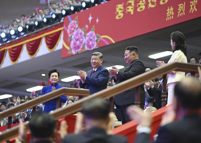 지난 8일 중국 공산당 중앙위원회 총서기 겸 국가주석 시진핑과 그의 부인 펑리위안, 그리고 조선로동당 총서기 겸 국무위원장 김정은과 그의 부인 리설주가 평양 체육관에서 예술 공연을 관람하고 있다. [신화]