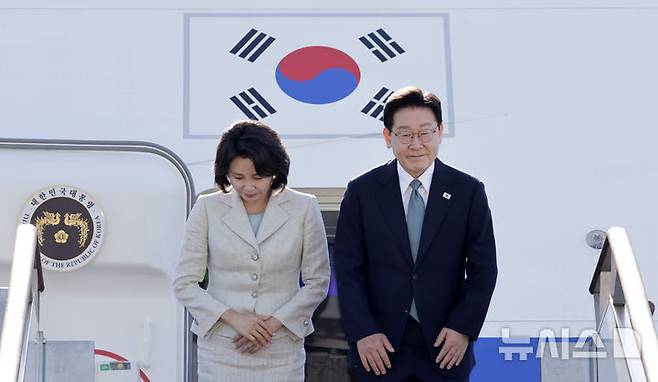 [성남=뉴시스] 최동준 기자 = G7 정상회의 참석 계기 유럽을 방문하는 이재명 대통령과 김혜경 여사가 9일 경기 성남공항에서 출발하며 인사하고 있다. 2026.06.09. photocdj@newsis.com