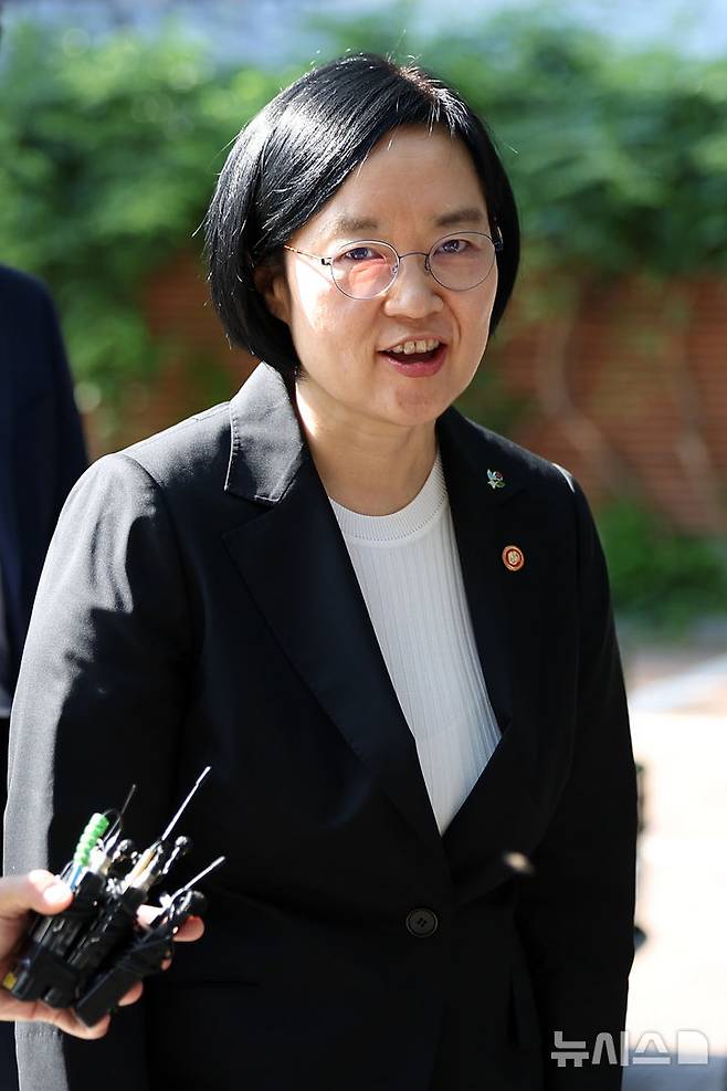 [서울=뉴시스] 김선웅 기자 = 한성숙 국무총리 후보자가 9일 서울 종로구 금융감독원 연수원에 마련된 인사청문회 준비사무실로 출근하고 있다. 2026.06.09. mangusta@newsis.com