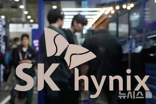 [서울=AP/뉴시스] 삼성전자가 인공지능(AI) 반도체 시장의 폭발적인 호황에 힘입어 페이스북의 모회사 메타를 제치고 전 세계 상장기업 시가총액 순위 10위에 올랐다. 2일(현지시간)  글로벌 기업 시가총액 집계 사이트 컴퍼니스마켓캡에 따르면 삼성전자의 시가총액은 1조5410억 달러로 집계됐다. SK하이닉스 역시 시가총액 1조850억 달러를 기록하며 세계 시총 순위 13위에 안착했다. 사진은 2026년 4월22일 서울 코엑스에서 열린 정보통신기술(ICT) 전시회 '2026 월드IT쇼'에 전시된 SK하이닉스 로고. 2026.06.02.