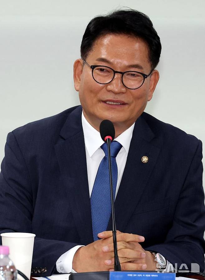[서울=뉴시스] 조성봉 기자 = 송영길 더불어민주당 의원이 9일 오후 서울 여의도 국회 의원회관 간담회의실에서 열린 '이재명 정부 2년차, 더 과감한 개혁이다' 토론회에서 발언을 하고 있다. 2026.06.09. suncho21@newsis.com