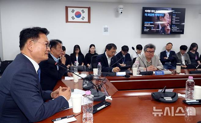 [서울=뉴시스] 조성봉 기자 = 송영길 더불어민주당 의원이 9일 오후 서울 여의도 국회 의원회관 간담회의실에서 열린 '이재명 정부 2년차, 더 과감한 개혁이다' 토론회에서 발언을 하고 있다. 2026.06.09. suncho21@newsis.com