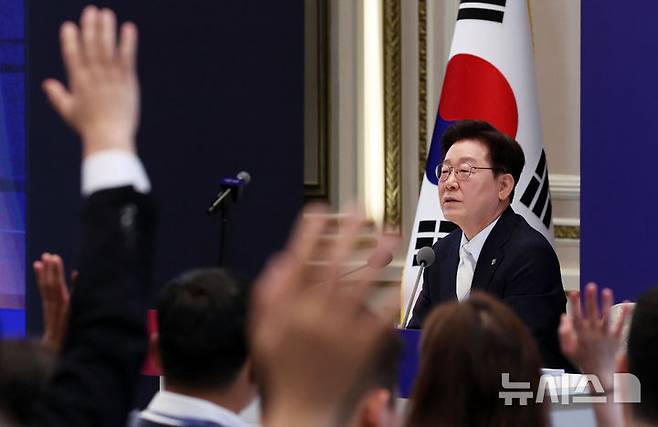 [서울=뉴시스] 고범준 기자 = 이재명 대통령이 지난 8일 청와대 영빈관에서 열린 취임 1주년 기자회견 '대체불가 대한민국'에서 기자질문을 받고 있다. 2026.06.08. photo@newsis.com