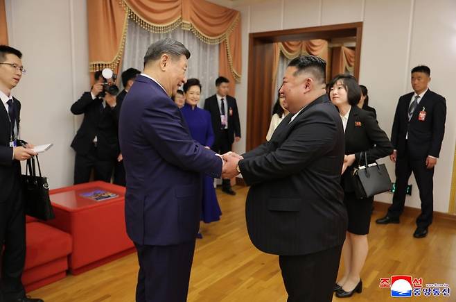 악수하는 김정은과 시진핑 [평양 조선중앙통신=연합뉴스 제공]