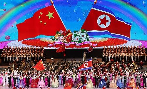 8일(현지시간) 평양체육관에서 열린 시진핑 중국 국가주석 환영 공연 [신화=연합뉴스 제공]