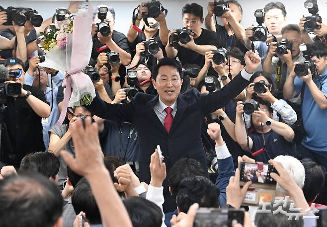 제9회전국동시지방선거에서 서울시장에 당선돼 서울시장 사상 첫 5선에 성공한 국민의힘 오세훈 서울시장 당선인이 4일 서울 종로구 선거캠프에서 지지자들을 향해 손을 들어보이고 있다. 황진환 기자