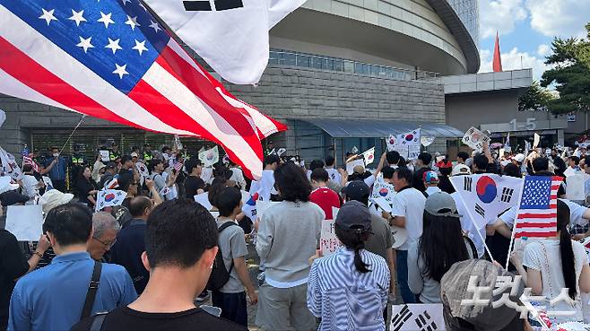 8일 오후 서울 송파구 올림픽공원 핸드볼경기장 앞에 시위대가 모여 태극기와 성조기 등을 흔들며 "부정선거 재선거"라는 구호를 외쳤다. 박인 기자
