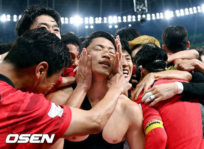 [OSEN=알 라이얀(카타르), 박준형 기자] 2일 (현지시간) 카타르 도하 에듀케이션 시티 스타디움에서 2022 카타르월드컵 H조 최종전 대한민국과 포르투갈의 경기가 진행됐다.후반 한국 황희찬이 역전골을 작렬시킨 뒤 동료들과 기뻐하고 있다. 2022.12.02 /&nbsp;soul1014@osen.co.kr