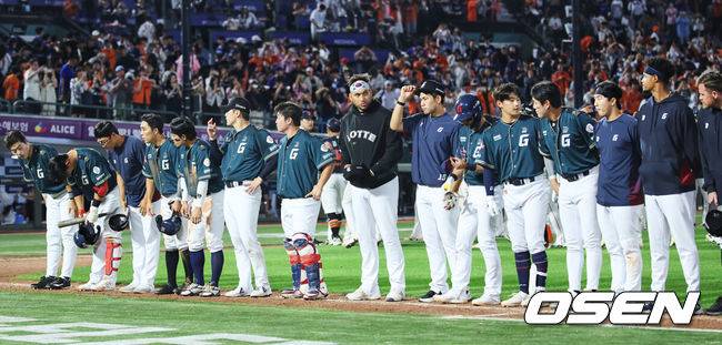 [OSEN=부산, 이석우 기자] 7일 부산 사직야구장에서 2026 신한 SOL KBO 리그 롯데 자이언츠와 한화 이글스의 경기가 열렸다. 홈팀 롯데는 비슬리가, 방문팀 한화는 황준서가 선발 출전했다.롯데 자이언츠 선수들이 한화 이글스에 연장 승부끝에 8-9로 패한 후 팬들에게 인사를 하고 있다. 2026.06.07 / foto0307@osen.co.kr