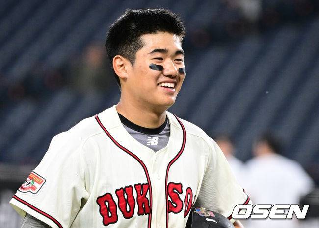 [OSEN=대전, 조은정 기자]제4회 한화이글스배 고교vs대학 올스타전이 8일 대전한화생명볼파크에서 열렸다.고교 올스타는 18세 이하 청소년 대표팀을 맡고 있는 덕수고 정윤진 감독이 지휘한다. 대학 올스타는 23세 이하 대표팀 사령탑인 성균관대 이연수 감독이 이끈다. 양 팀 선수단은 프로 10개 구단 스카우트 팀장들의 협의를 통해 선발됐다.5회말 공격 이닝을 마친 덕수고 엄준상이 미소 짓고 있다. 2026.06.08 /cej@osen.co.kr