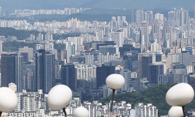 8일 오후 남산에서 바라본 서울 시내 아파트 모습. 뉴스1