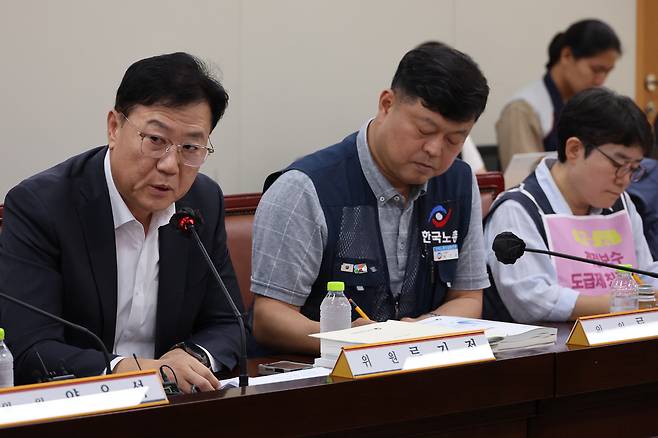 9일 정부세종청사 최저임금위원회에서 열린 제4차 전원회의에서 사용자위원인 류기정(왼쪽) 한국경영자총협회 전무가 발언하고 있다. 연합뉴스