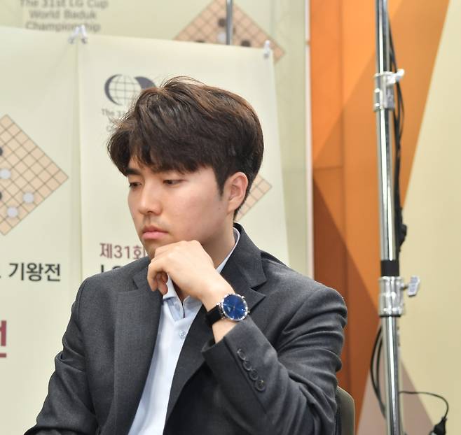 박하민 9단이 9일 전주 왕의지밀에서 열린 제31회 LG배 24강전에서 김은지 9단과 대국 중 생각에 잠겨있다.  한국기원 제공