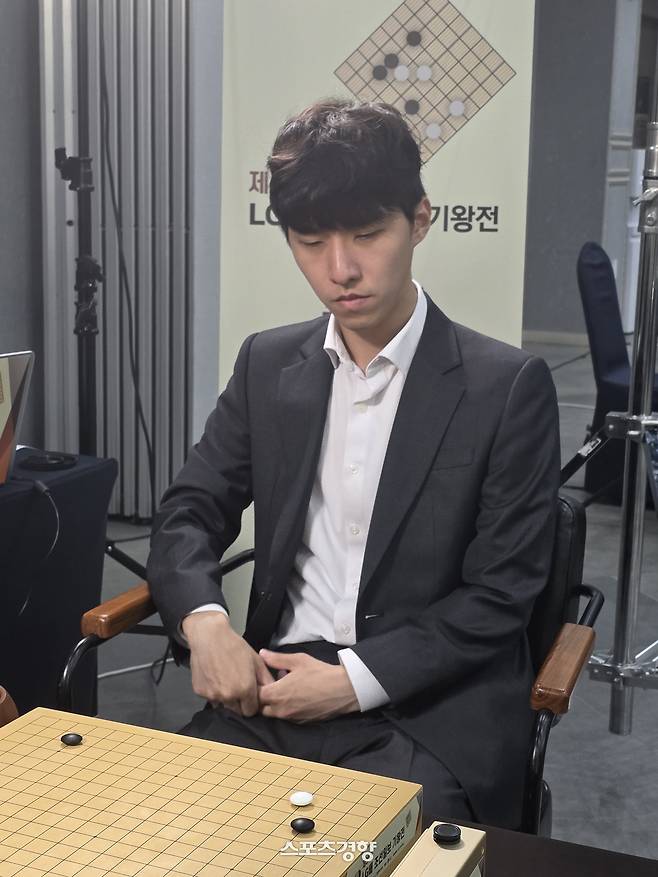 김명훈 9단이 9일 전주 왕의지밀에서 열린 제31회 LG배 24강전에서 중국의 리쉬안하오 9단과 대국하고 있다.   전주 | 윤은용 기자