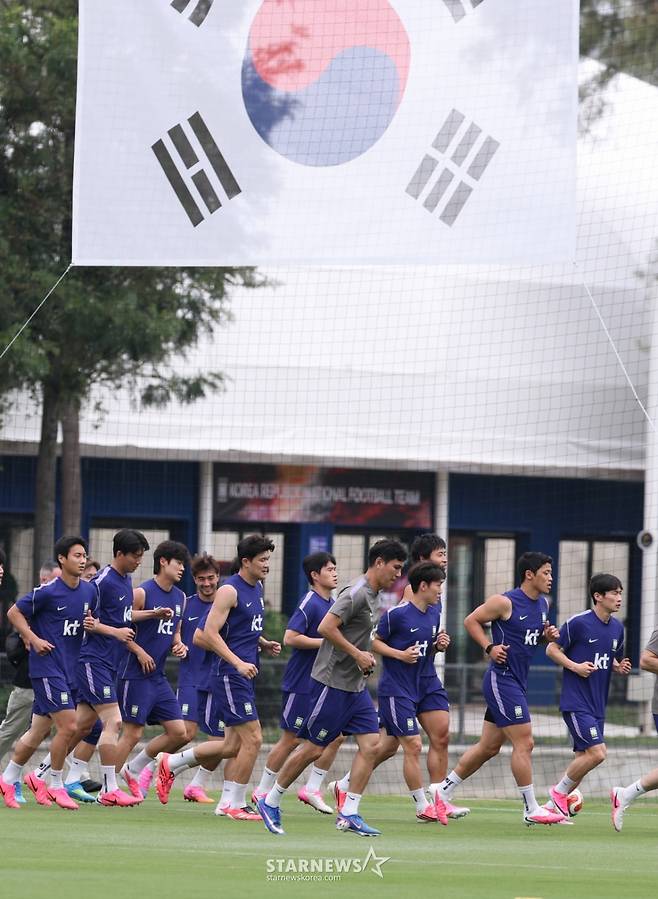대한민국 축구 국가대표팀이 2026 북중미월드컵을 앞두고 8일 멕시코 과달라하라 치바스 베르데 바예에서 훈련을 진행했다. 김민재를 비롯한 대표팀 선수들이 러닝 훈련을 하고 있다. /사진=김진경 대기자