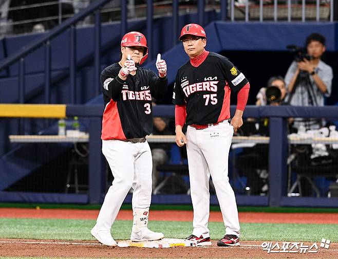 28일 오후 서울 구로구 고척스카이돔에서 열린 '2026 신한 SOL Bank KBO리그' KIA 타이거즈와 키움 히어로즈의 경기, 5회초 2사 2루 KIA 김선빈이 안타를 날리고 세리머니를 하고 있다. 엑스포츠뉴스 DB