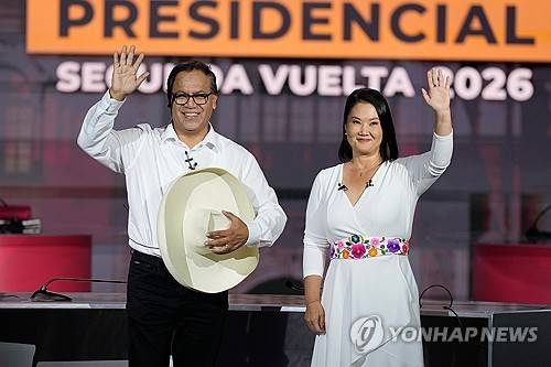 페루 결선투표에서 만난 로베르토 산체스(좌)와 게이코 후지모리 후보  [AP연합뉴스]