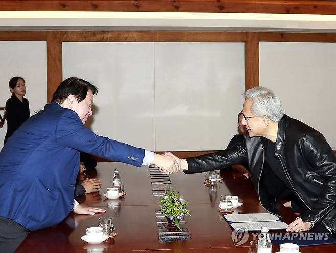 악수하는 최태원 회장-젠슨 황 (서울=연합뉴스) 최태원 SK그룹 회장과 젠슨 황 엔비디아 최고경영자(CEO)가 8일 서울 종로구 SK 그룹 서린사옥에서 만나 악수를 나누고 있다. 2026.6.8 [SK텔레콤 제공. 재판매 및 DB 금지] photo@yna.co.kr