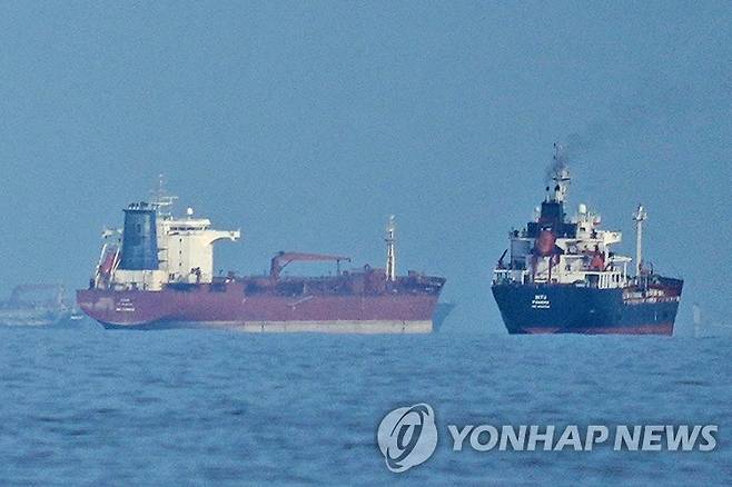 호르무즈 해협의 유조선과 화물선 [AP=연합뉴스 자료사진. 재판매 및 DB 금지]
