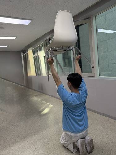 A아동양육시설 체벌 가운데 '무릎 꿇고 의자 들기' 모습 이 사진은 이 시설 청년이 당시의 체벌을 재현한 것입니다.
[A시설 청년들 제공]