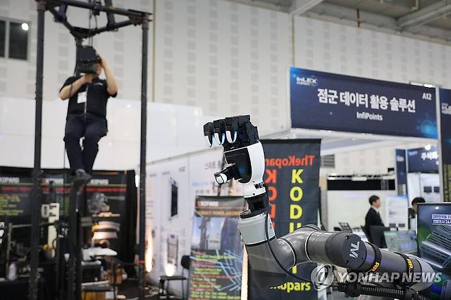 '사람 손처럼 굽혀지네' (대전=연합뉴스) 이주형 기자 = 9일 '2026 대한민국 국방산업발전대전'과 '대전 첨단로봇 커넥트' 전시회가 열리고 있는 대전컨벤션센터에서 로봇 손이 다양한 동작을 취하고 있다. 2026.6.9 coolee@yna.co.kr
