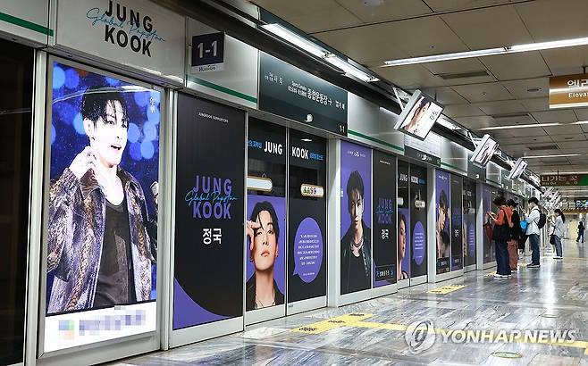 부산 지하철 승강장, BTS 정국 (부산=연합뉴스) 강선배 기자 = BTS 부산공연을 앞두고 8일 연제구 부산아시아드주경기장 관문 역인 지하철 3호선 종합운동장역 승강장 250m에 멤버 정국의 이미지가 스크린도어 래핑으로 채워져 눈길을 끌고 있다. 2026.6.8 sbkang@yna.co.kr