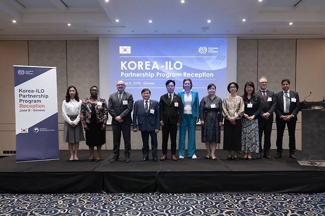 한-ILO 협력사업 파트너십 리셉션 (서울=연합뉴스) 고용노동부와 국제노동기구(ILO)가 지난 8일(현지시간) 스위스 제네바 만다린 호텔에서 공동 개최한 '한-ILO 협력사업 파트너십 리셉션'에서 참석자들이 사진을 찍고 있다. 2026.06.09 photo@yna.co.kr