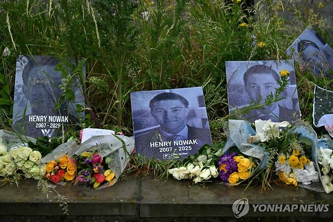 대학생 헨리 노왁이 숨진 현장에 놓인 추모 꽃다발 [AFP=연합뉴스 자료사진.재판매 및 DB 금지]