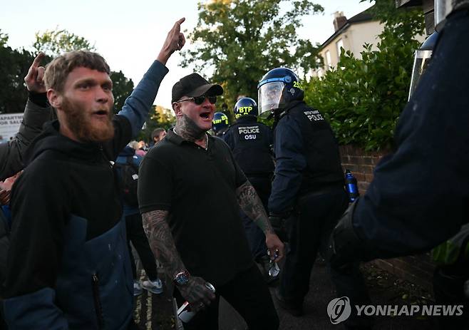 헨리 노왁 살인사건에 대해 항의하는 시위대 [AFP=연합뉴스 자료사진. 재판매 및 DB 금지]