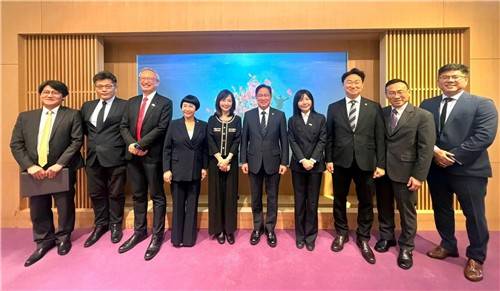 대만 외교부 정무차장 만난 한국 여야 의원들     (베이징=연합뉴스) 정성조 특파원 = 대만 외교부는 우즈중 정무차장이 8일 대만을 방문한 한국 여야 의원들을 만났다고 밝혔다. 조국혁신당 김재원 의원(사진 왼쪽에서 4번째)과 국민의힘 박수영 의원(6번째), 더불어민주당 곽상언 의원(8번째) 등이 방문단에 포함됐다. 2026.6.9 xing@yna.co.kr [대만 외교부 제공. 재판매 및 DB 금지]